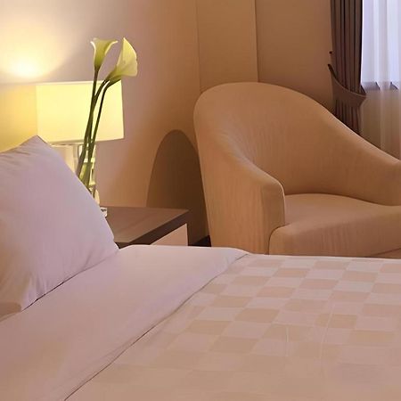 Bella Hotel Сурабая Екстериор снимка