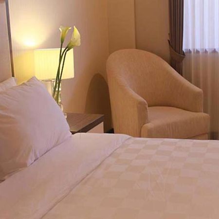 Bella Hotel Сурабая Екстериор снимка