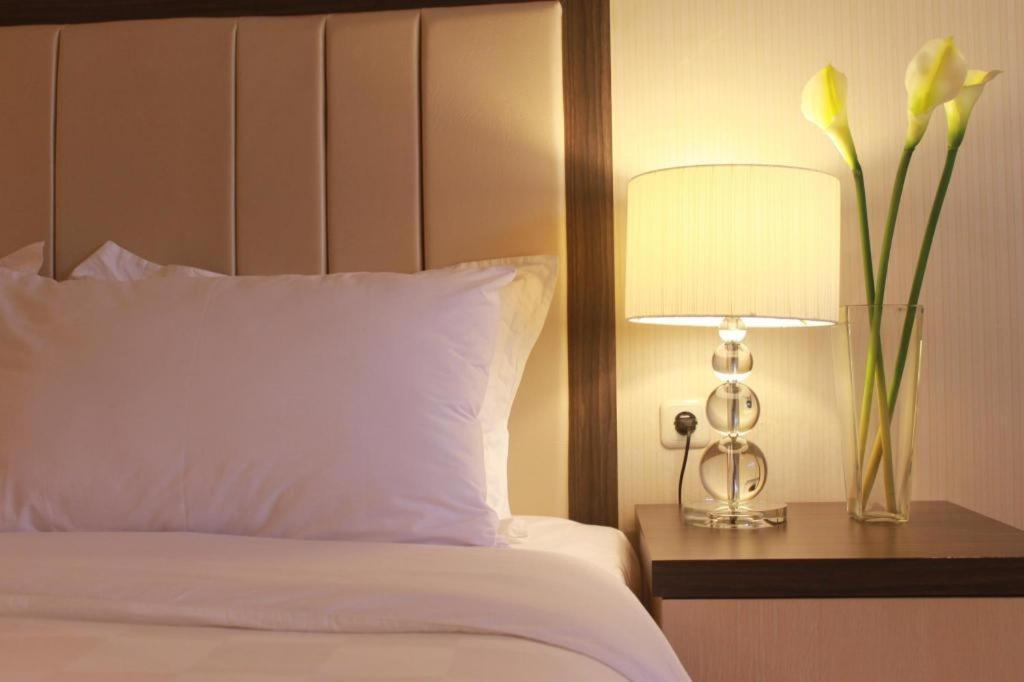 Bella Hotel Сурабая Екстериор снимка