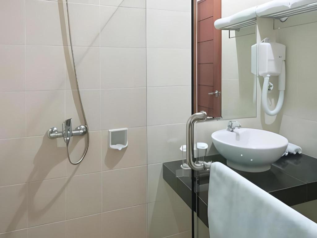 Bella Hotel Сурабая Екстериор снимка