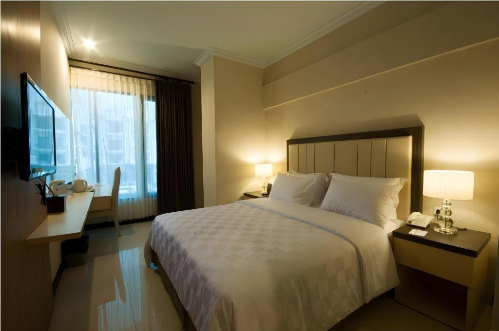 Bella Hotel Сурабая Екстериор снимка