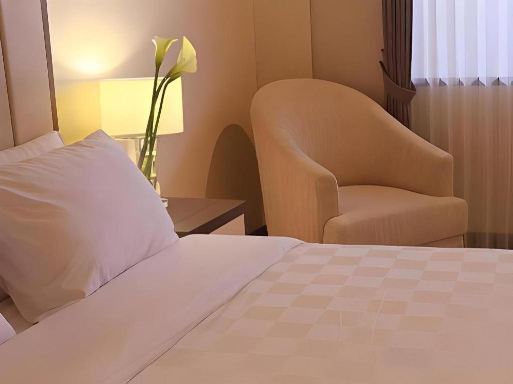 Bella Hotel Сурабая Екстериор снимка