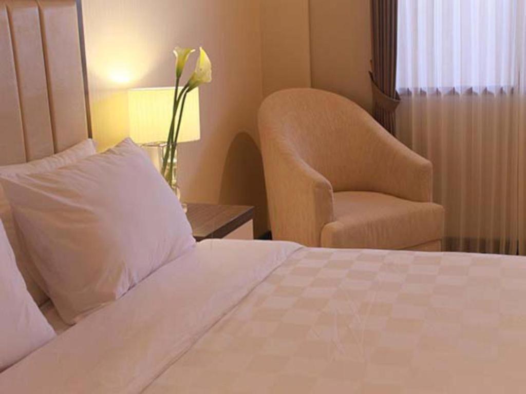 Bella Hotel Сурабая Екстериор снимка