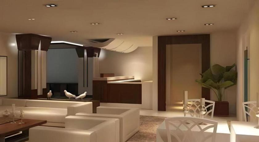Bella Hotel Сурабая Екстериор снимка