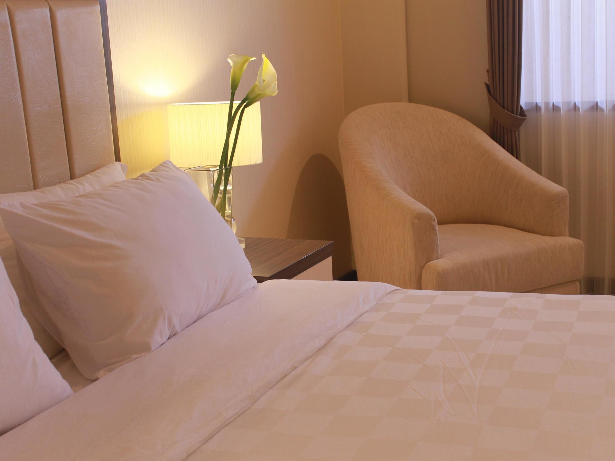 Bella Hotel Сурабая Екстериор снимка